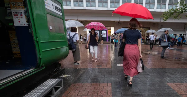 Tokyo Giappone Luglio 2018 Ragazza Giapponese Con Ombrello Rosso Hachiko — Foto Stock