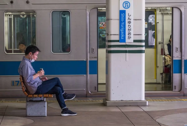 Tokyo Japan April 2018 Pendlare Sitter Bänk Japan Railway Station — Stockfoto