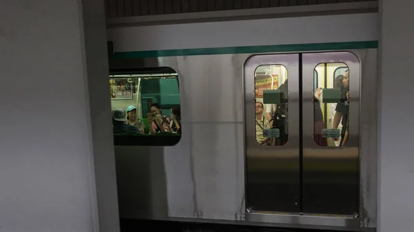 Tokyo Japan Juli 2018 Pendlare Tokyo Metro Subway Train — Stockfoto