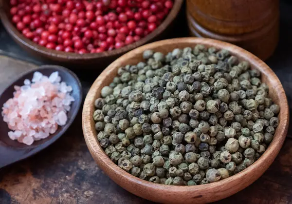 Groene Peper Houten Kom — Stockfoto