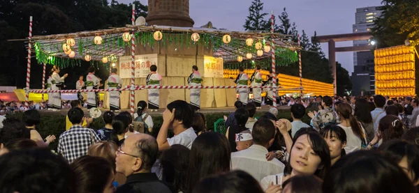 Tokyo, Japonya - 14 Temmuz 2018. Turistler Yasukuni tapınak Mitama (veya ruh) sırasında Yaz Festivali.