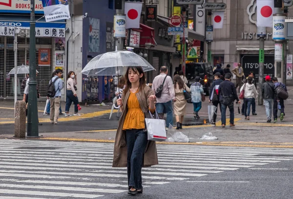 Pessoas com guarda-chuva cruzando Crosswalk — Fotografia de Stock