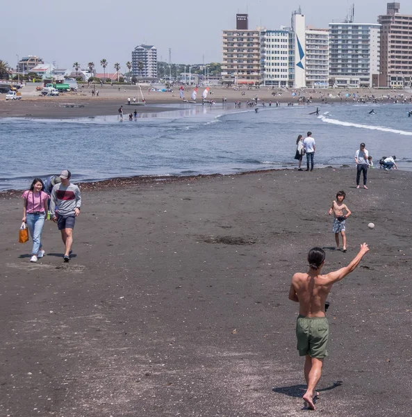 Tokyo Japán Április 2018 Tömeg Emberek Egy Strandon Enoshima Sziget — Stock Fotó