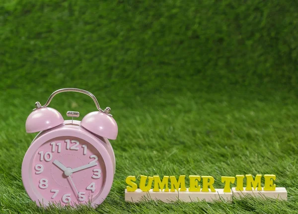 Réveil Rose Avec Texte Summer Time Sur Herbe Verte — Photo