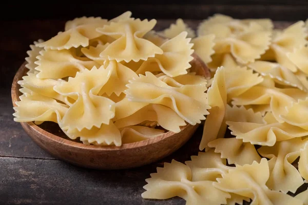 Pasta Farfalle Seca Sobre Fondo Madera — Foto de Stock