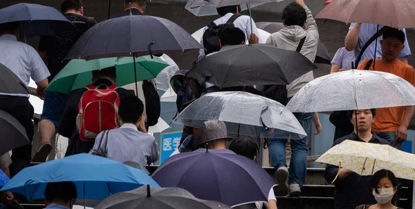 Tokio Japón Julio 2018 Peatones Con Sombrillas Subiendo Las Escaleras — Foto de Stock