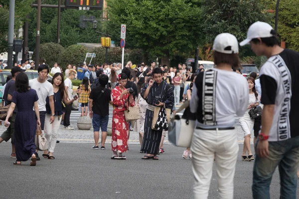 Tokio Japonia Lipca 2018 Japońskich Para Sukienka Tradycyjnych Yukata Smartphone — Zdjęcie stockowe