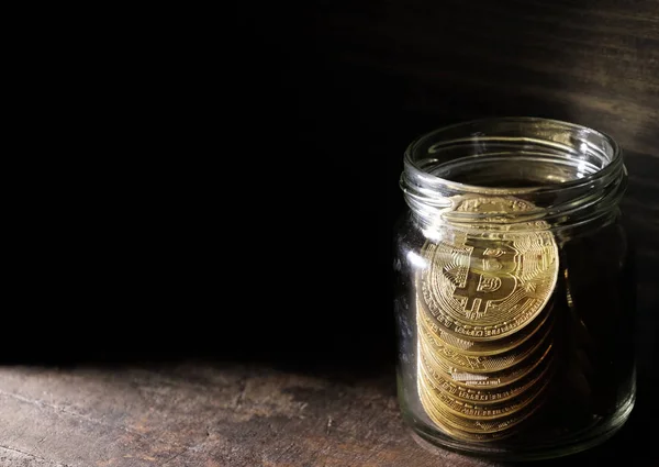 比特币在梅森罐子在黑暗的木头背景 — 图库照片