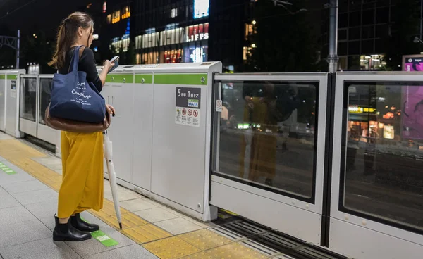 正体不明の歩行者 日本人 — ストック写真