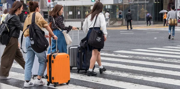Tokyo, Japonya. Turistler ve yerliler için karşıdan karşıya geçerken