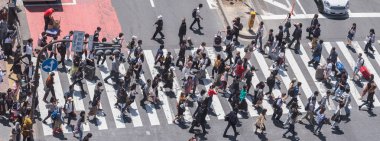 Tokyo, Japonya - 23 Haziran 2018. Shibuya içinde karşıya insanlar 