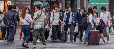 Tokyo, Japonya - Haziran, 2018. yöre halkı ve turistlerin Shibuya Caddesi üzerinde 
