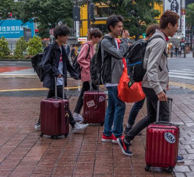 Tokyo, Japonya - Haziran, 2018. yöre halkı ve turistlerin Shibuya Caddesi üzerinde 