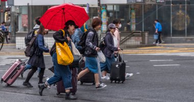 Tokyo, Japonya - Haziran, 2018. yöre halkı ve turistlerin Shibuya Caddesi üzerinde 