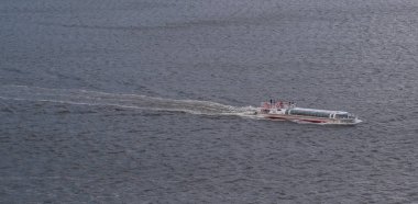 Tokyo, Japonya - 4 Mayıs 2018. Sumida nehir yelken Turistler cruise tekne. 