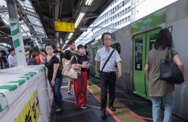 Tokyo, Japonya - 16 Temmuz 2018. Sabah acele saat Shinjuku İstasyonu sırasında Japonya demiryolu taşıt Tren.