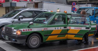 Tokyo, Japonya - 3 Mayıs 2018. Shibuya sokakta taksiye binen yolcular.