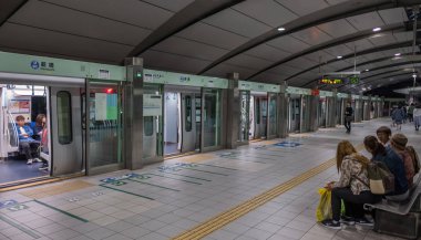Tokyo, Japonya - 16 Temmuz 2018. Sabah acele saat Shinjuku İstasyonu sırasında Japonya demiryolu taşıt Tren.