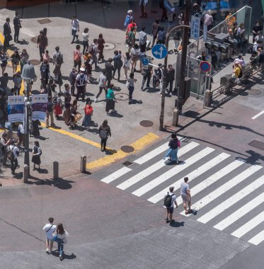Tokyo, Japonya - 23 Haziran 2018. Shibuya içinde karşıya insanlar 