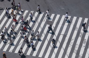 Tokyo, Japonya - 23 Haziran 2018. Shibuya içinde karşıya insanlar 