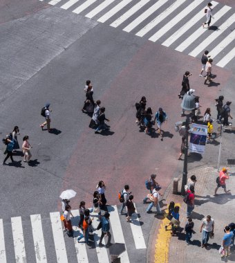 Tokyo, Japonya - 23 Haziran 2018. Shibuya içinde karşıya insanlar 