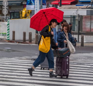 Tokyo, Japonya - 23 Haziran 2018. İnsanlar Shibuya sokaklarında yürürken, insanlar 