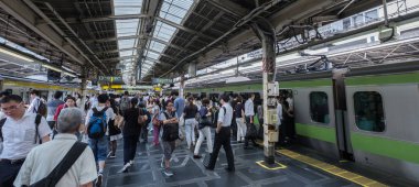 Tokyo, Japonya - 16 Temmuz 2018. Sabah acele saat Shinjuku İstasyonu sırasında Japonya demiryolu taşıt Tren.