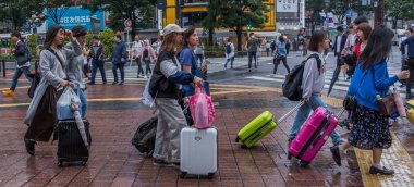 Tokyo, Japonya - Haziran, 2018. yöre halkı ve turistlerin Shibuya Caddesi üzerinde 