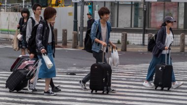 Tokyo, Japonya - Haziran, 2018. yöre halkı ve turistlerin Shibuya Caddesi üzerinde 