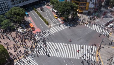 Tokyo, Japonya - 23 Haziran 2018. Shibuya içinde karşıya insanlar 