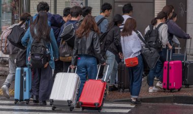 Tokyo, Japonya - Haziran, 2018. yöre halkı ve turistlerin Shibuya Caddesi üzerinde 