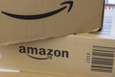 Tokyo, Japonya - 19 Temmuz 2018. Amazon teslim kutuları görünümünü kapat.