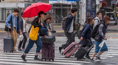 Tokyo, Japonya - Haziran, 2018. yöre halkı ve turistlerin Shibuya Caddesi üzerinde 