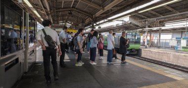 Tokyo, Japonya - 16 Temmuz 2018. Sabah acele saat Shinjuku İstasyonu sırasında Japonya demiryolu taşıt Tren.