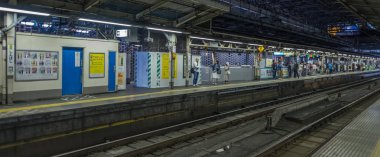 Tokyo, Japonya - 16 Temmuz 2018. Sabah acele saat Shinjuku İstasyonu sırasında Japonya demiryolu taşıt Tren.