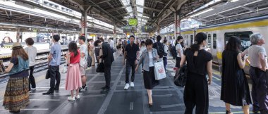 Tokyo, Japonya - 16 Temmuz 2018. Sabah acele saat Shinjuku İstasyonu sırasında Japonya demiryolu taşıt Tren.