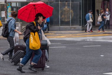 Tokyo, Japonya - Haziran, 2018. yöre halkı ve turistlerin Shibuya Caddesi üzerinde 