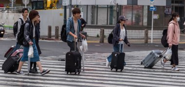 Tokyo, Japonya - Haziran, 2018. yöre halkı ve turistlerin Shibuya Caddesi üzerinde 