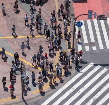 Tokyo, Japonya - 23 Haziran 2018. Shibuya içinde karşıya insanlar 