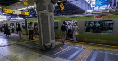 Tokyo, Japonya - 16 Temmuz 2018. Commuters Shibuya Japonya demiryolu platformu sabah acele saat sırasında. Seçici odak.