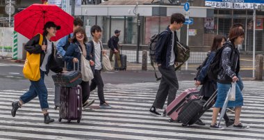 Tokyo, Japonya - Haziran, 2018. yöre halkı ve turistlerin Shibuya Caddesi üzerinde 