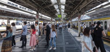 Tokyo, Japonya - 16 Temmuz 2018. Sabah acele saat Shinjuku İstasyonu sırasında Japonya demiryolu taşıt Tren.