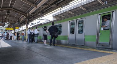 Tokyo, Japonya - 16 Temmuz 2018. Sabah acele saat Shinjuku İstasyonu sırasında Japonya demiryolu taşıt Tren.