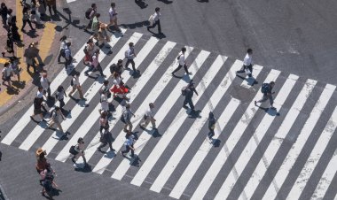 Tokyo, Japonya - 23 Haziran 2018. Shibuya içinde karşıya insanlar 