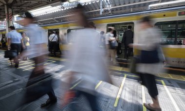 Tokyo, Japonya - 16 Temmuz 2018. Sabah acele saat Shinjuku İstasyonu sırasında Japonya demiryolu taşıt tren. Seçici odak.