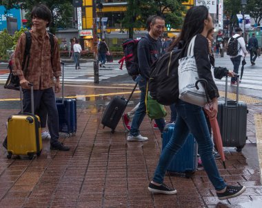 Tokyo, Japonya - Haziran, 2018. yöre halkı ve turistlerin Shibuya Caddesi üzerinde 