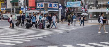 Tokyo, Japonya - Haziran, 2018. yöre halkı ve turistlerin Shibuya Caddesi üzerinde 