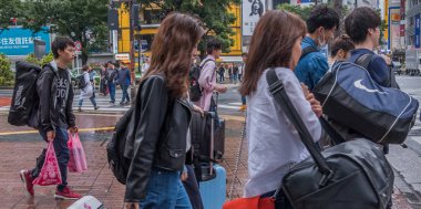 Tokyo, Japonya - Haziran, 2018. yöre halkı ve turistlerin Shibuya Caddesi üzerinde 