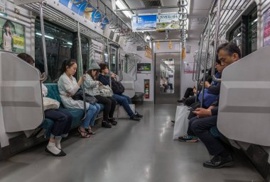 Tokyo, Japonya - 4 Mayıs 2018. Japonya Demiryolu Yamanote tren commuters.