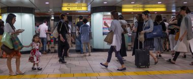 Tokyo, Japonya - 5 Mayıs 2018. Omotesando Tokyo Metro istasyonunda yürüyen yolcular.